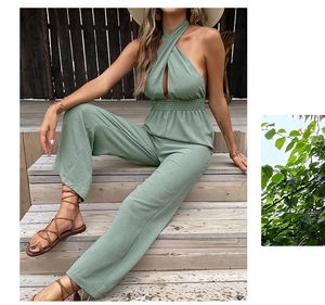 Detail von Neckholder und rückenfreiem Design bei einem grasgrünen Sommer-Jumpsuit