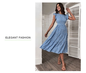 Detailansicht hellblaues Sommerkleid mit Blumenmuster, Flatterärmeln und Stufenrock