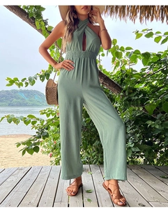 Detail eines salbeigrünen Halterneck-Jumpsuits mit Cut-out und elastischer hoher Taille