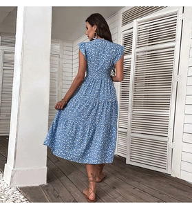 Detail eines hellblauen gestuften Midi-Blumenkleides mit hoher Taille und Rüschenärmeln