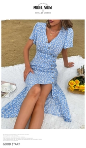 Détail de la robe longue bleu clair à imprimé marguerites et fente latérale fluide