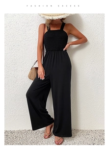 Detail eines schwarzen Jumpsuits mit weitem Bein, gerafftem Oberteil und Sommer-Look