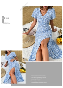Détails de l'imprimé marguerite sur une robe d'été bleu clair avec boutons et fente