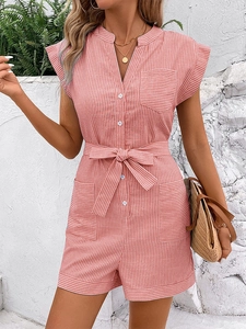 Vue détaillée du combishort d'été à rayures roses et blanches avec boutons et ceinture