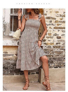 Détail d'une robe d'été à pois avec bretelles à nœuds et design à volants smoké