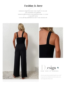 Detail der gerafften elastischen Rückseite und breiten Träger am schwarzen Jumpsuit