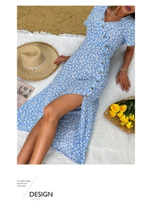 Détail de robe bleu clair à fleurs avec imprimé marguerites, boutons et fente latérale