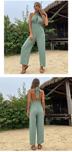 Vorder- und Rückansicht des salbeigrünen Neckholder-Jumpsuits mit rückenfreiem Stil