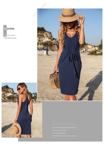 Dettaglio del vestito blu navy senza maniche con scollo a V, lacci e spalline incrociate