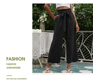 Détail du pantalon large taille haute avec taille froncée et ceinture nouée assortie