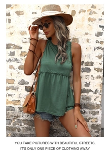 Détail du haut babydoll sans manches vert foncé avec dentelle et taille plissée élégante