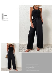 Detail des gerafften elastischen Oberteils am schwarzen Jumpsuit mit weitem Bein für Damen