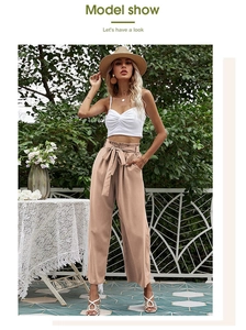Look mannequin extérieur avec pantalon large kaki taille haute et crop top en dentelle