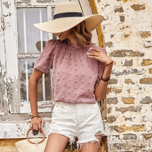 Camicetta estiva rosa in chiffon con pom pom e collo a balze per stile da vacanza