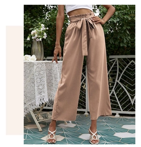 Détail du pantalon à taille haute et jambe large avec ceinture nouée en kaki