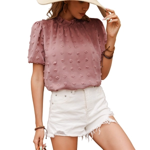 Camicetta in chiffon rosa con pois svizzeri, scollo a balze e maniche a sbuffo