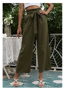 Détail du pantalon large taille haute vert armée avec taille à volants et ceinture