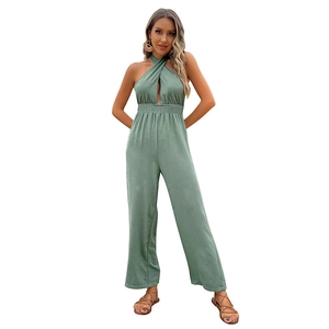 Sexueller salbeigrüner Neckholder-Jumpsuit mit Ausschnitt-Details und weitem Bein
