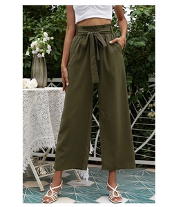 Détail du pantalon large vert olive taille haute avec ceinture à nœud et bords volantés