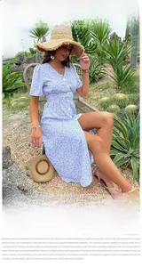 Detailansicht des V-Ausschnitts und der Blumenmuster auf einem hellblauen Sommerkleid