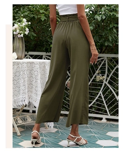 Vue arrière du pantalon large vert foncé à taille haute avec ceinture assortie