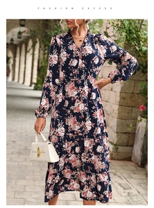 Abito lungo a fiori blu scuro con scollo a V, maniche lunghe e gonna a balze