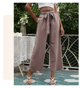 Détail d'un pantalon large taille haute avec ceinture à nouer en tissu vieux rose