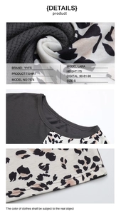 Détails du tricot côtelé gris et coutures léopard sur ce haut décontracté à col rond