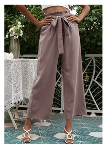 Détail du pantalon large à taille haute avec ceinture assortie en couleur mauve poudré