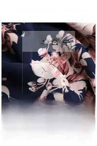 Dettaglio del tessuto floreale blu navy con texture morbida e info sulla tabella taglie