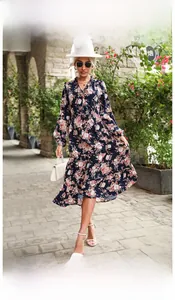 Abito a fiori con scollo a V, bordo a balze e motivi di rose rosa su fondo blu scuro