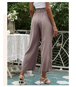 Détail d'un pantalon large taille haute mauve avec une ceinture en tissu assortie