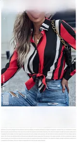 Détail d'une chemise à rayures rouges avec un nœud frontal et un revers classique