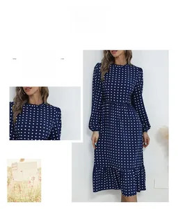 Détail du col montant à volants et de l'imprimé à pois sur robe bleu marine longue