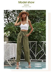 Détail d'un pantalon large taille haute vert olive avec ceinture à nouer assortie