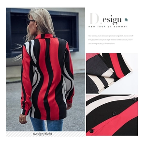 Détails du motif à rayures ondulées rouges et noires sur chemise en mousseline à manches