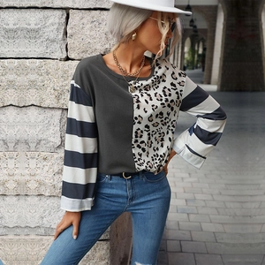 Pull en maille pour femme avec patchwork léopard, manches rayées et col rond classique