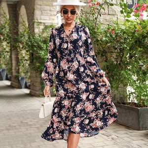 Elegante abito midi blu navy a fiori con scollo a V e gonna a balze a strati