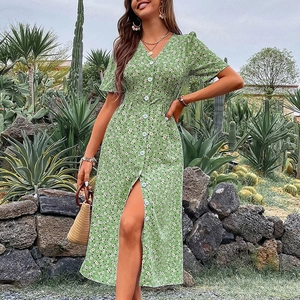 Robe midi fleurie à col en V en vert clair avec manches courtes et boutons devant