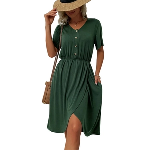 Short sleeve dark green dress with V-neck, elastic waist and asymmetric slit hem