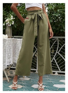 Détail du pantalon large vert olive à taille haute avec une ceinture à nœud élégante