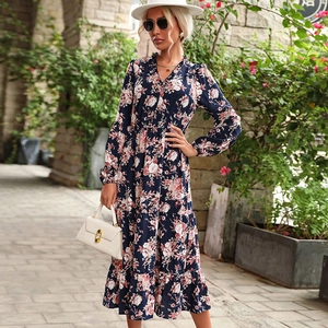 Abito lungo floreale in chiffon con scollo a V e maniche lunghe con orlo a balze blu