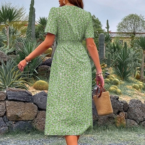 Robe mi-longue fleurie verte à col en V avec motifs marguerites pour l'été