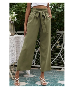 Gros plan d'un pantalon taille haute paperbag vert olive avec une ceinture assortie