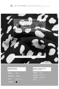 Texture dettagliata del tessuto di questo abito leopardato bianco e nero con finitura morbida