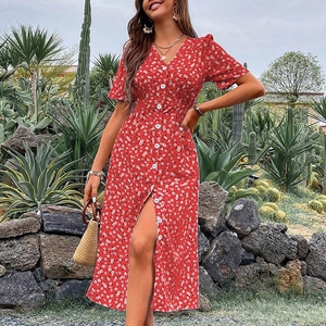 Robe mi-longue fleurie rouge avec col en V et boutons pour un look de vacances chic