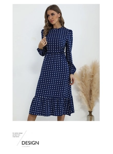 Vue détaillée du motif à pois sur la robe midi vintage bleu marine à manches longues