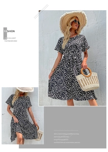 Dettaglio vestito midi nero da donna con stampa floreale, maniche corte e cintura in vita