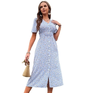 Robe mi-longue fleurie bleu clair avec col en V et manches courtes pour femmes