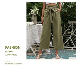 Détail du pantalon à jambes larges taille haute vert armée avec taille froncée et ceinture